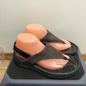 CROCS Women’s Dark Gray Flip Flops Sandals Size W9